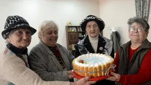 REPORTAJ: Poveştile locului în care o masă caldă săptămânală tratează singurătatea vârstnicilor - FOTO