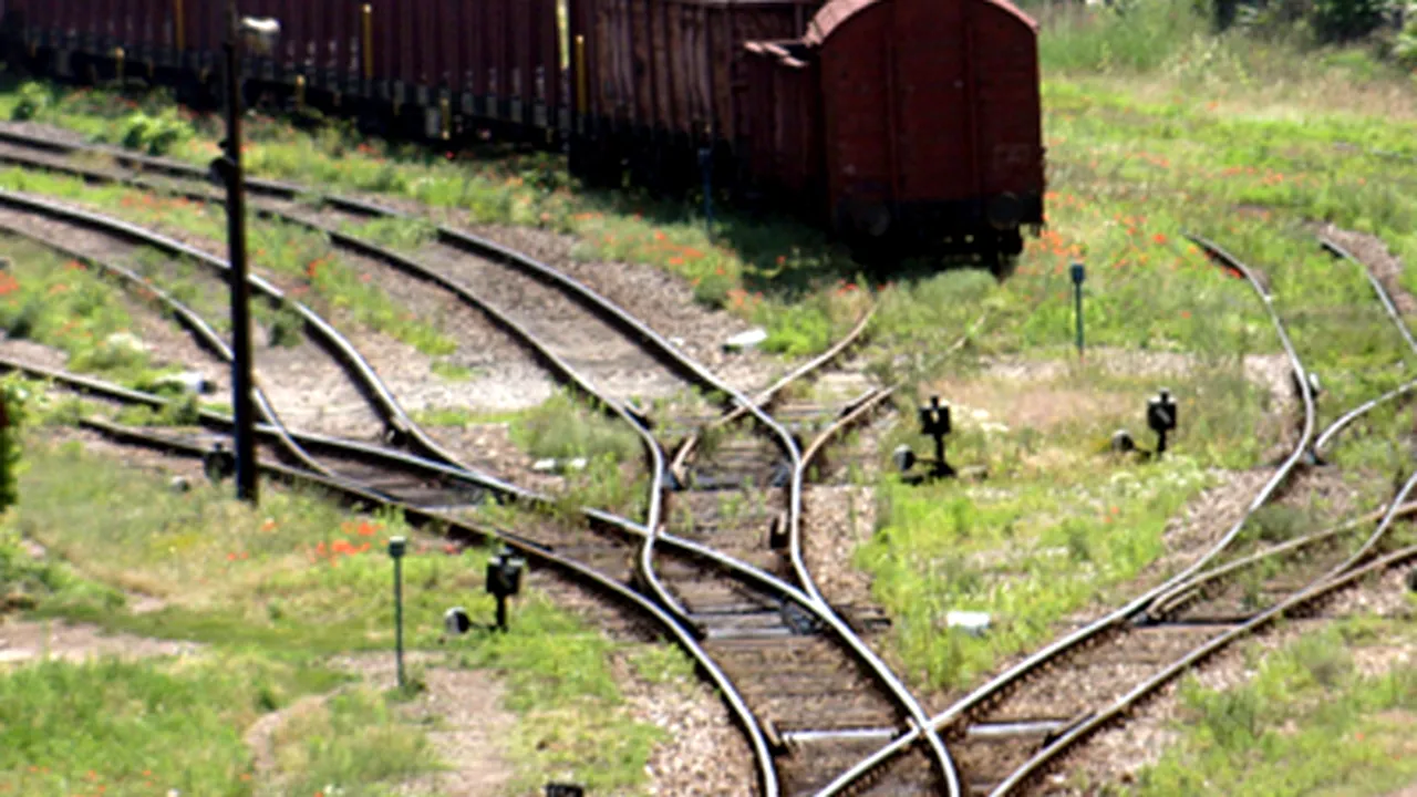 Cluj: Un tren marfar a deraiat, iar trei vagoane cu motorină s-au răsturnat. Traficul feroviar este blocat