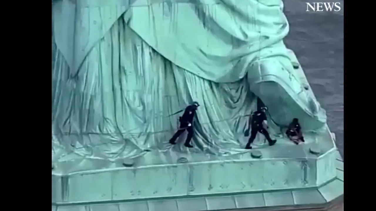 VIDEO O femeie a fost reţinută după ce a escaladat Statuia Libertăţii 