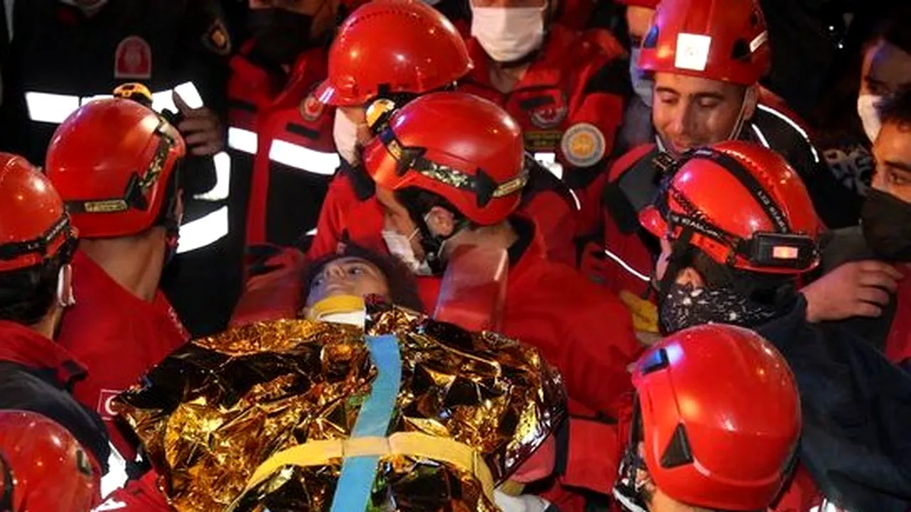 Moment emoţionat în Turcia. O fată de 14 ani a fost scoasă în siguranţă de sub dărâmături după 58 de ore de la cutremur