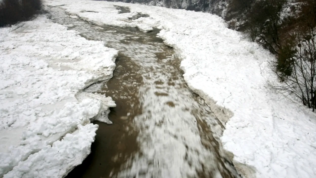 Autorităţile sucevene au decis dinamitarea unor aglomerări de gheţuri pe râul Bistriţa