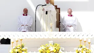 Vizită istorică: Papa Francisc, în Emiratele Arabe Unite. Suveranul pontif avertizează asupra „construirii zidurilor” | VIDEO