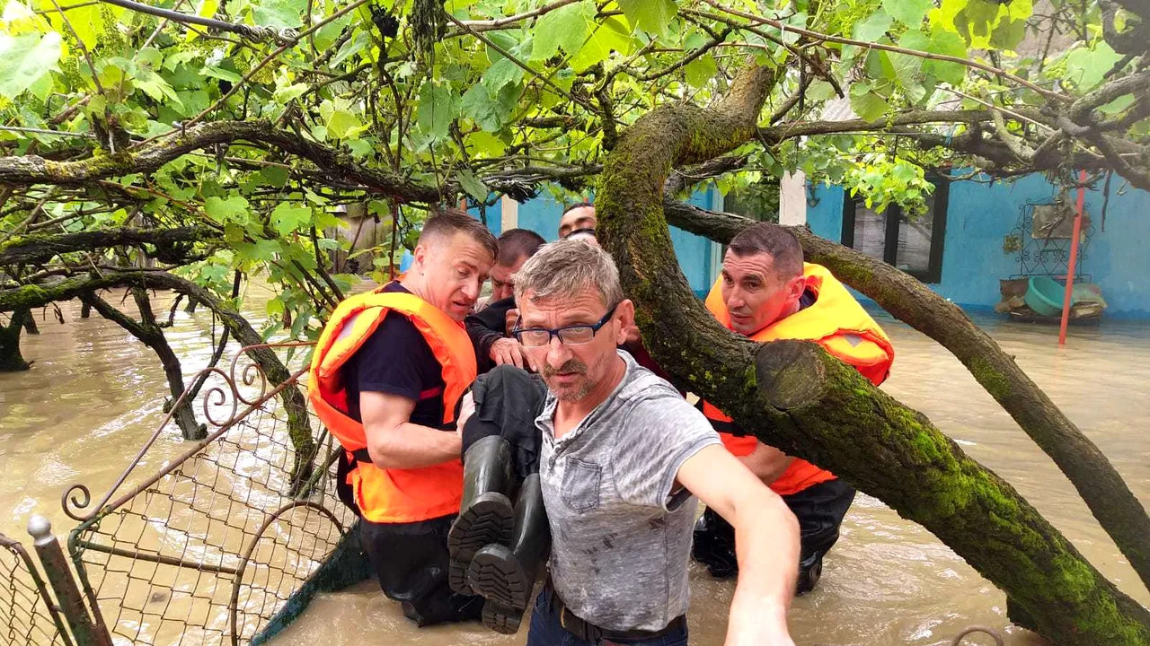 Zeci de locuinţe afectate de viitură în Timiş/ Persoane vârstnice, salvate cu bărcile | FOTO