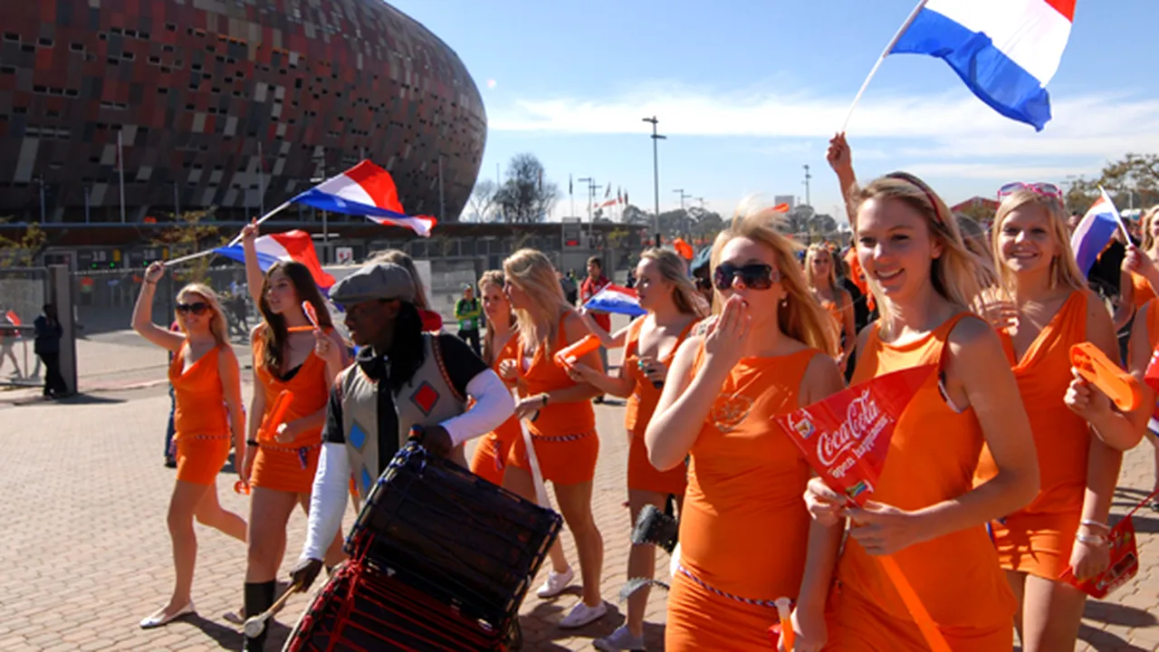 Două suportere olandeze, arestate la Johannesburg din cauza fustelor scurte portocalii