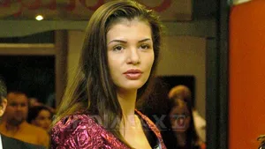 Monica Columbeanu a mers la Izvorani pentru a-şi lua copilul. Irinel nu a lăsat-o să intre. Ascultă conversaţia celor doi