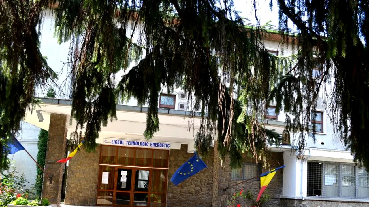 Cursurile unui liceu din Câmpina au fost suspendate după ce o elevă este suspectă de coronavirus