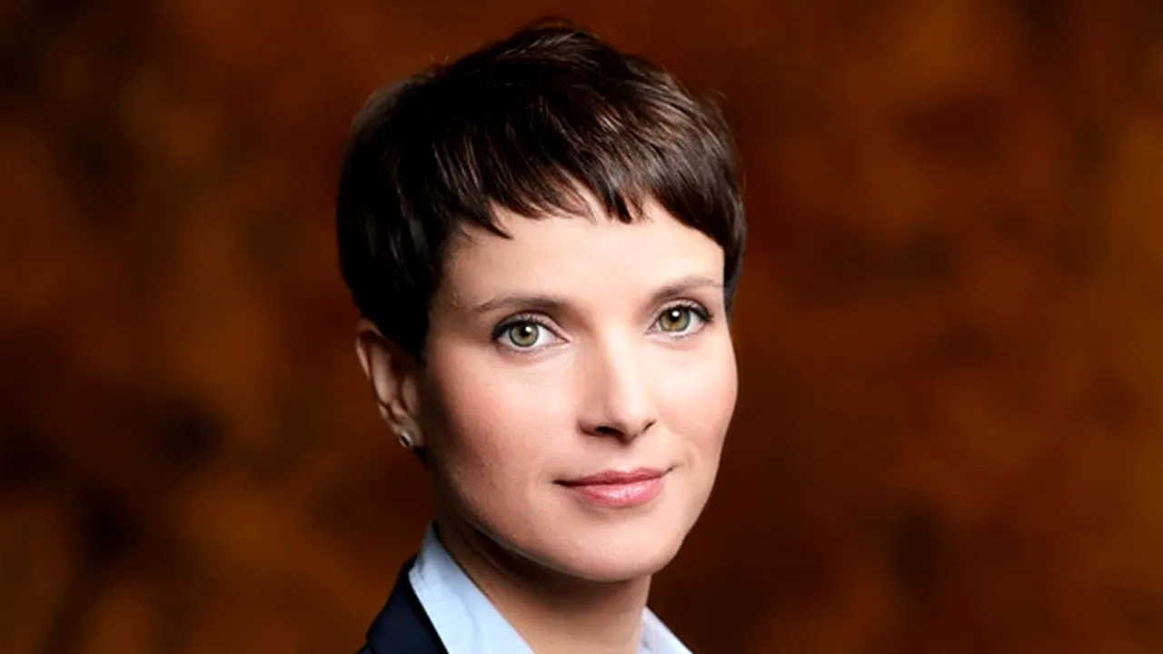 Maşina liderului formaţiunii germane antiimigraţie AfD a fost incendiată - FOTO 