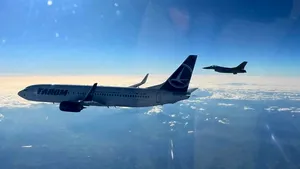 Două aeronave F-16 Fighting Falcon au escortat avionul Tarom cu care a ajuns delegaţia NATO