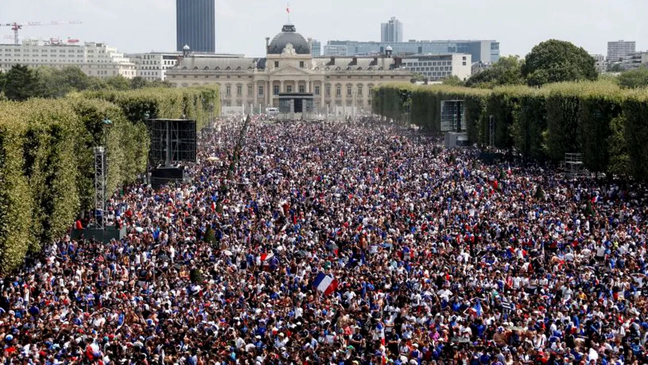 FOTO | Atmosferă fantastică la Paris şi Zagreb, în aşteptarea victoriei din finala CM 2018 Franţa-Croaţia