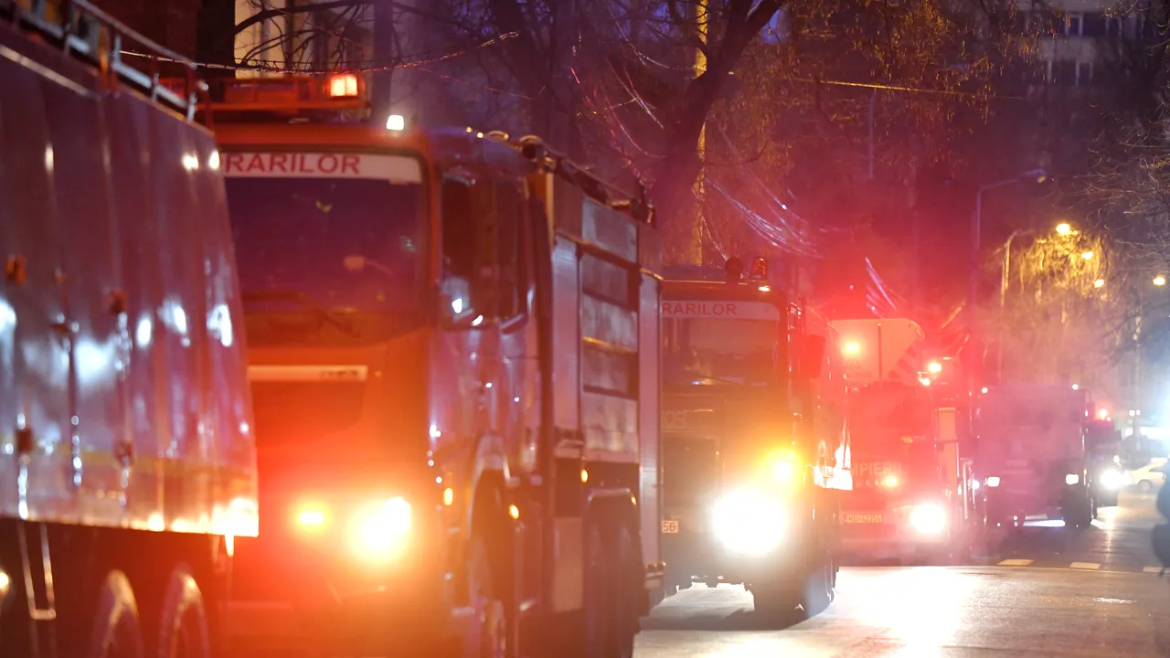 Incendiu puternic într-o hală din Suceava. Pompierii au intervenit cu 12 autospeciale 
