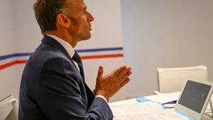 Emmanuel Macron trage un semnal de alarmă: Vladimir Putin este un prădător, un căpcăun la ușa noastră