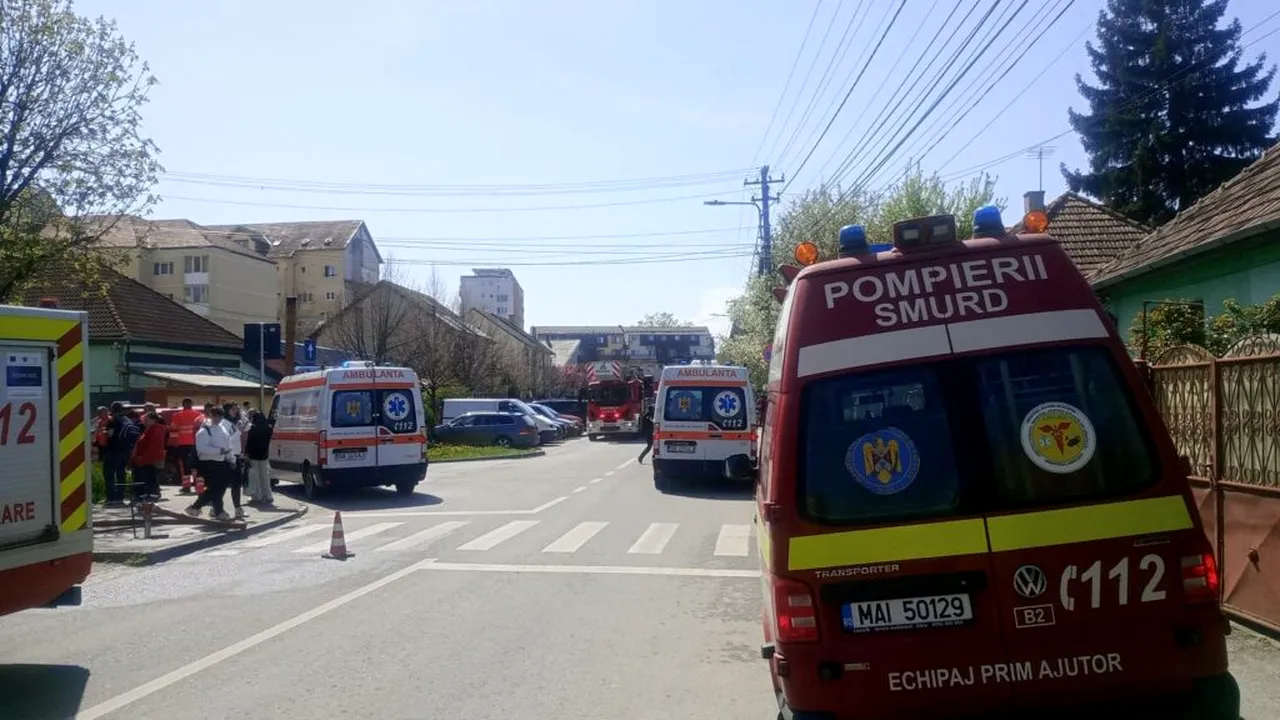 Șofer de camion, salvat după ce s-a răsturnat cu încărcătura de piatră peste el