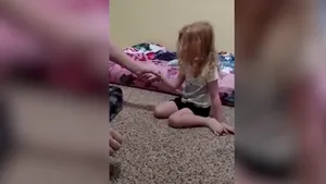 Această fetiţă se luptă să se ţină pe picioare. Ce au aflat părinţii când au dus-o la spital i-a lăsat fără cuvinte