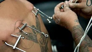 Un american şi-a făcut 1.501 piercing-uri într-o zi