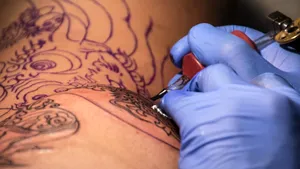 Un bărbat încearcă să îşi recâştige soţia care l-a părăsit. Textul, cu greşeli, pe care şi l-a tatuat pe piept şi burtă