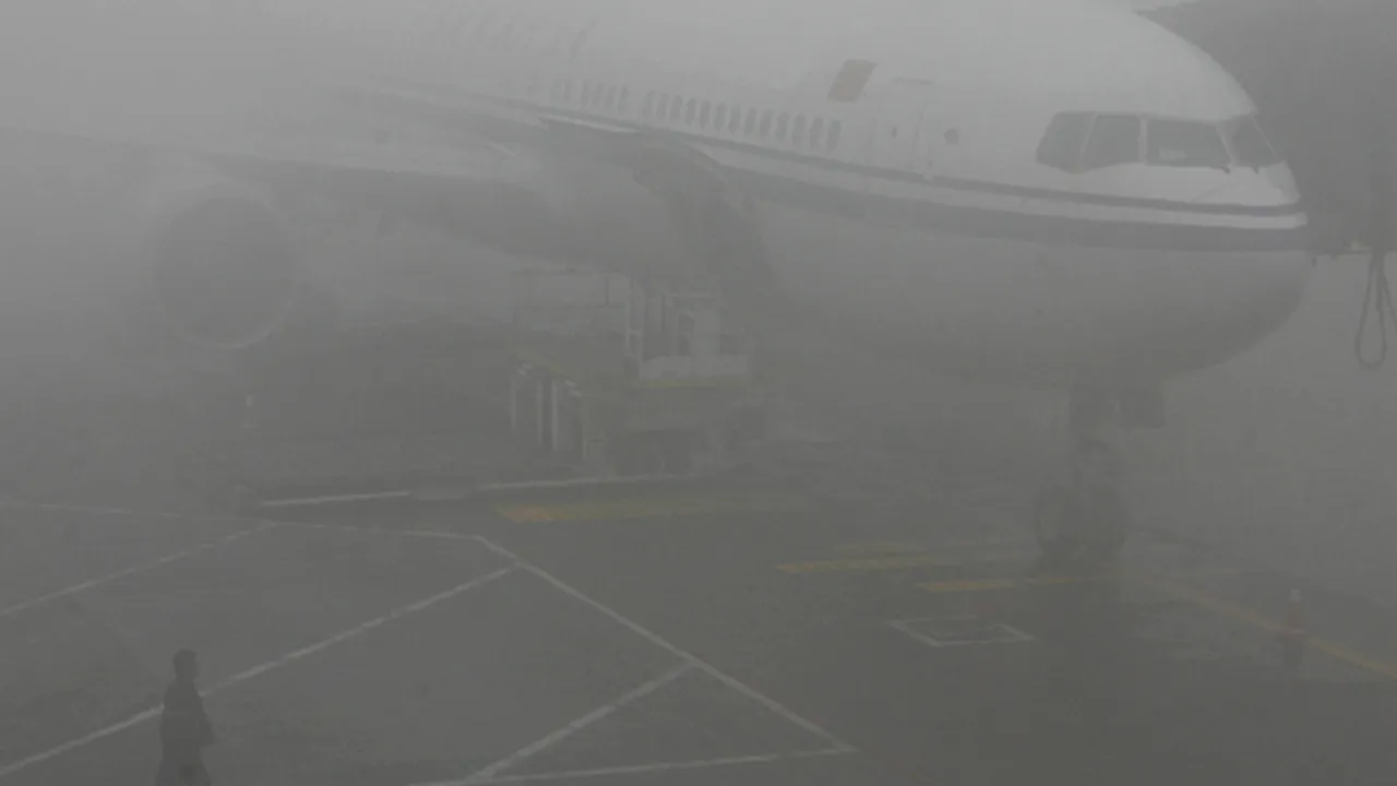 Aeronavă Bucureşti-Timişoara cu 140 de pasageri, direcţionată pe Aeroportul Sibiu din cauza ceţii