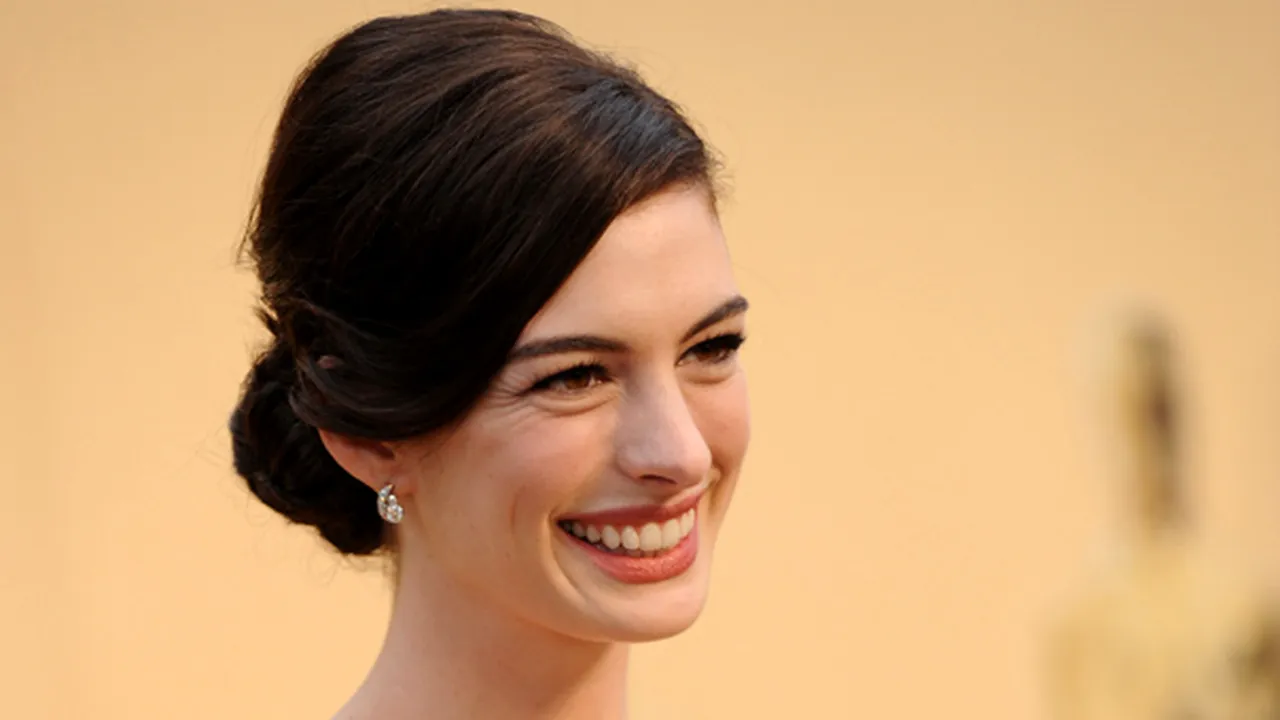 Anne Hathaway va primi titlul de femeia anului din partea Universităţii Harvard