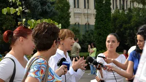 Monica Macovei a dus la Iaşi trei tei: Tăierea teilor pe ascuns nu e doar o problemă de ecologism - FOTO