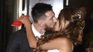 FOTO Mama lui Lionel Messi, acuzată că a dorit să eclipseze mireasa la nunta propriului fiu. Ce ţinută a avut aceasta