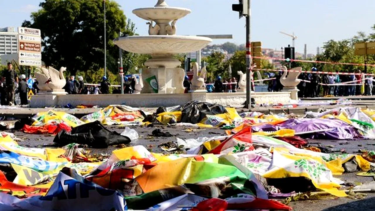 Dublul atentat de la Ankara a fost comis de doi kamikaze, afirmă biroul premierului turc. Bilanţul atacului a ajuns la 97 de morţi