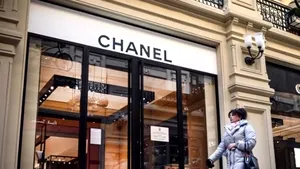Jaf la un magazin de bijuterii Chanel din Paris. Hoţii au fugit pe motociclete