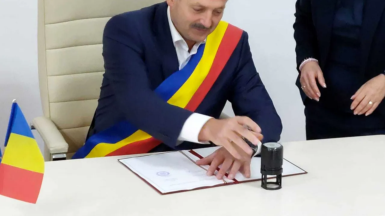 Primarul din Buşteni, cercetat după ce ar fi lovit o femeie în cap şi a dat-o afară din birou - surse