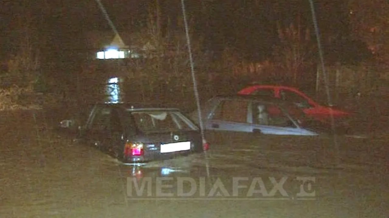 Vâlcea: Inundaţii în 17 localităţi, drumuri blocate sau cu trafic restricţionat, 17 familii izolate