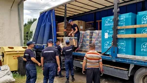 Un convoi de cinci tiruri şi mai multe camioane cu materiale de construcţii şi electrocasnice a ajuns în Broșteni