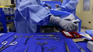Încă un spital din România a devenit centru regional de neurochirurgie după ce a fost echipat cu sistem complet pentru operaţii pe creier şi coloana vertebrală