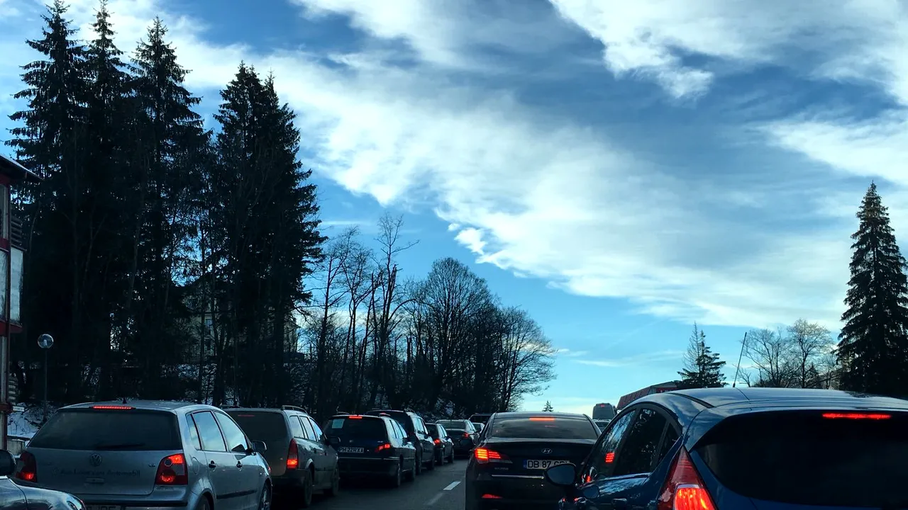 Aglomeraţie pe Valea Prahovei spre Capitală, dar şi spre munte. S-au format coloane de maşini şi se circulă cu 30 de kilometri/oră