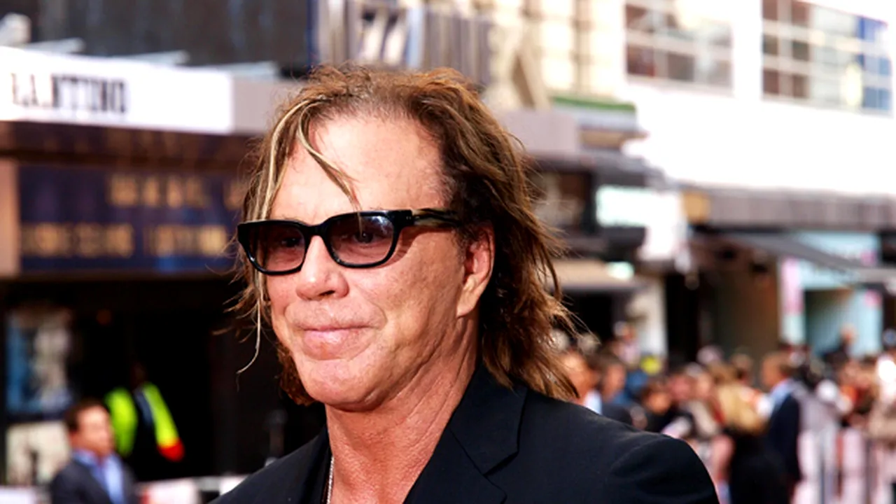 Mickey Rourke, în rolul tatălui lui Conan Barbarul