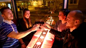 Un bărbat înşela clienţii unor RESTAURANTE din Bucureşti, furându-le de fiecare dată aceeaşi sumă de bani. Cum proceda