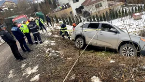 FOTO Clujenii au ţinut o maşină în echilibru deasupra unei râpe, după ce o femeie parcase greşit