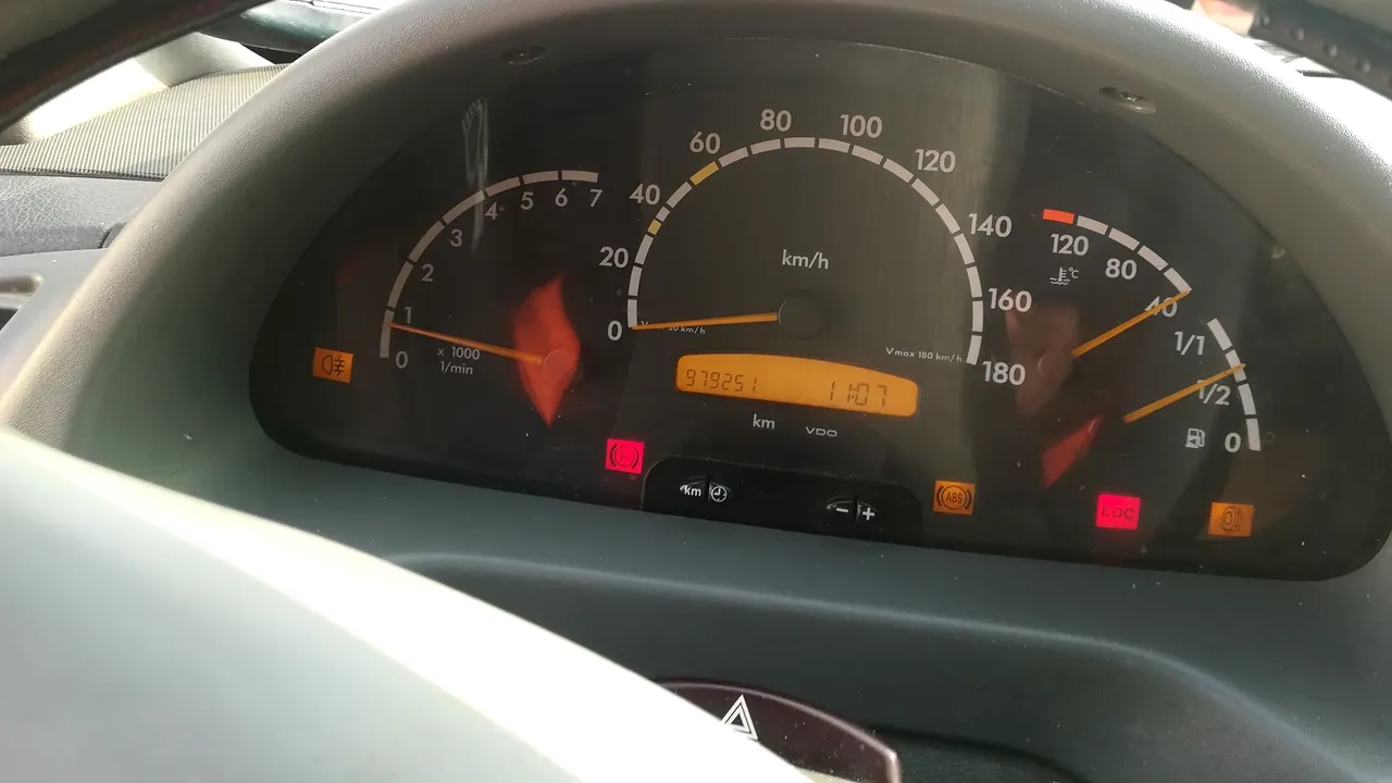 Ambulanţa Galaţi renunţă la două autospeciale care împreună „au ocolit” Pământul de 50 de ori. Din păcate, vehiculele nu vor ajunge la muzeu | FOTO