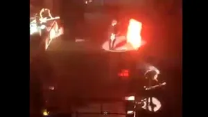 Chitaristul trupei 5 Seconds of Summer s-a rănit în timpul unui concert - FOTO, VIDEO