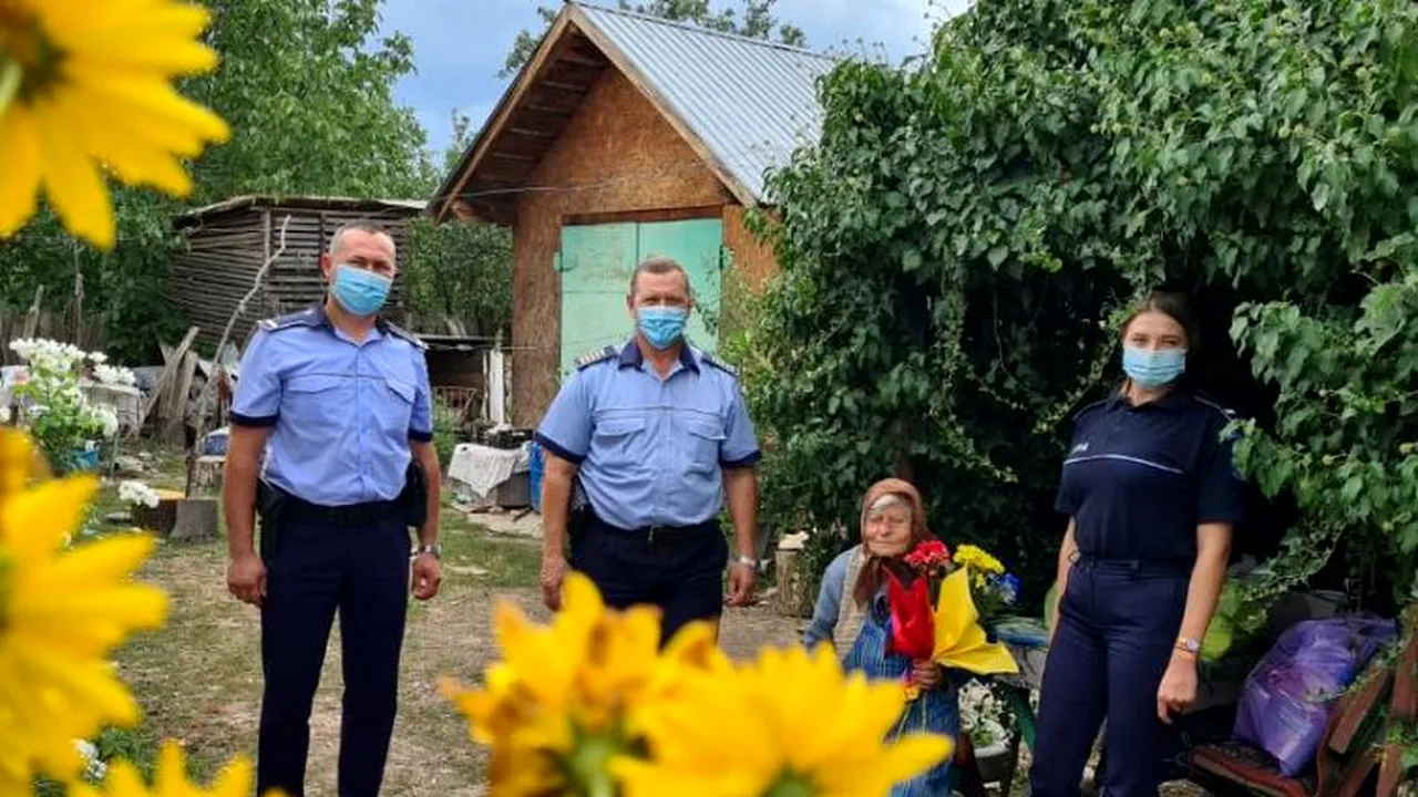Poliţiştii din Vrancea i-au dus un tort şi un drapel unei bunici care a împlinit 102 ani