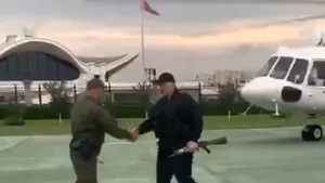 Proteste de amploare în Minsk. Presa de opoziţie din Belarus a publicat un video cu ”ultimul dictator al Europei” îmbrăcat în vestă antiglonţ şi cu puşcă în mână
