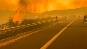 Incendiile din Grecia: Pompierii români intervin de-a lungul unei secţiuni a autostrăzii către Alexandroupolis