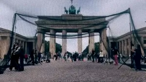 Poarta Brandenburg, „apărată” de o plasă anti-dronă. Mesajul transmis Europei din centrul Berlinului