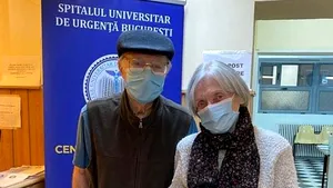 Momentul zilei: Soţ şi soţie, îndrăgostiţi de 51 de ani, s-au vaccinat împreună de Dragobete