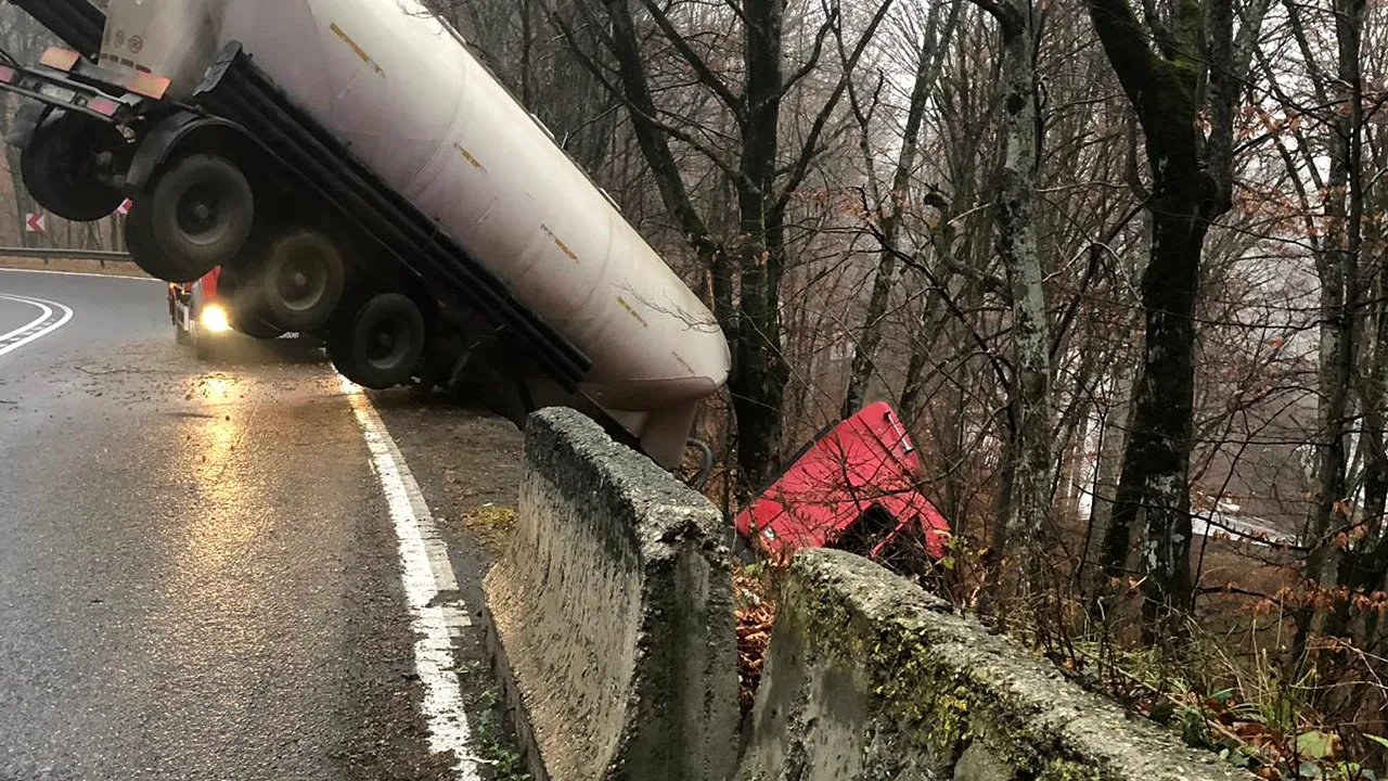 O cisternă a rămas SUSPENDATĂ pe marginea drumului, între Braşov şi Sighişoara