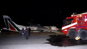 INCIDENT AVIATIC la Roma: 16 persoane rănite, după ce un avion Carpatair a ratat aterizarea