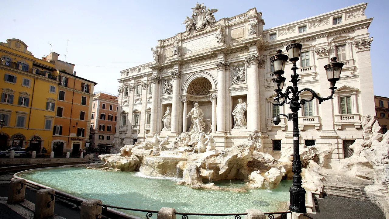 Autorităţile din Roma se gândesc să limiteze accesul la Fontana di Trevi. Cât ar urma să scoată turiştii din buzunar pentru a vedea monumentul