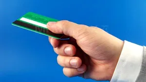 Capcane online. Cum vă protejaţi datele de identificare ale cardurilor - VIDEO