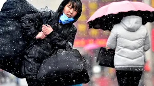 Zăpada din China a blocat aproape 100.000 de oameni în staţia feroviară Guangzhou. VIDEO