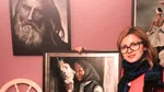 Ia pictoriței Roxana Irimia a trecut dintr-un tablou în spațiul urban, devenind simbol al identității românești. „Fiecare cusătură, semn și motiv gorjean poartă o poveste despre cosmos, viață și comunitate”