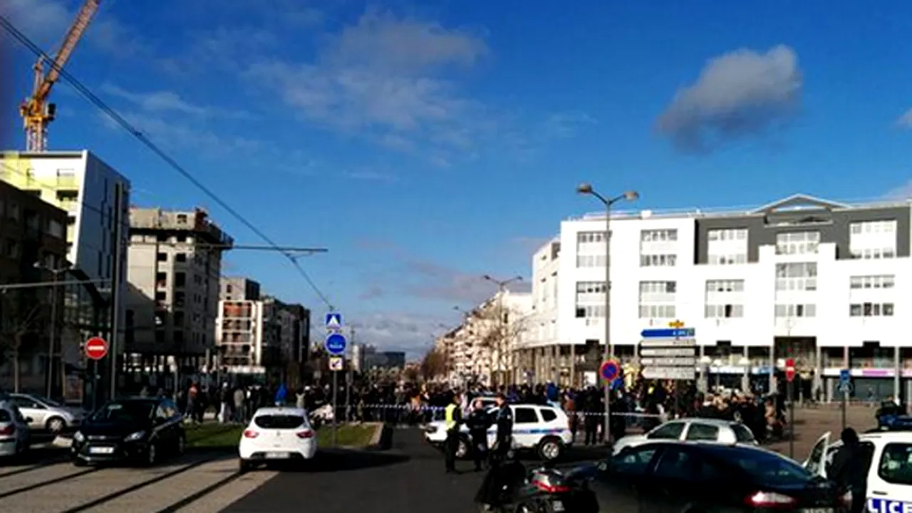LUARE DE OSTATICI într-un oficiu poştal din apropiere de Paris. Autorul, un bărbat cu antecedente psihiatrice