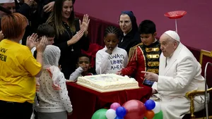 Papa Francisc şi-a sărbătorit ziua de naştere alături de copiii internaţi la o clinică din Vatican