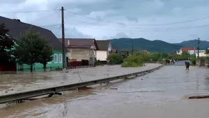 Zeci de case inundate în Bistriţa-Năsăud şi peste 30 de persoane evacuate din calea apelor