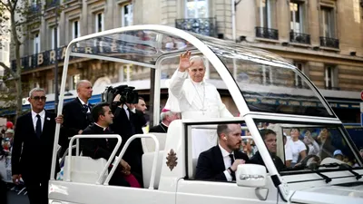 EXTERNE Papa Leon al XIV-lea a intrat în Notre-Dame renăscută din cenușă. 300.000 de oameni l-au întâmpinat la Paris